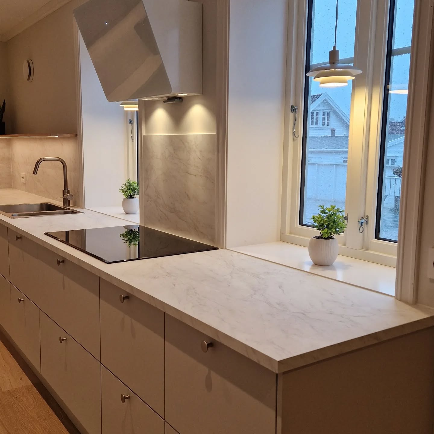 Lyst, moderne kjøkken